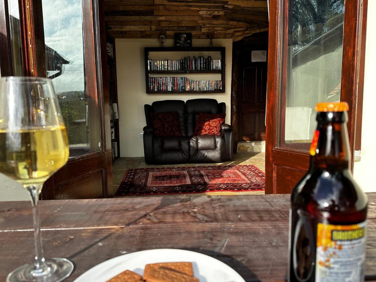 Coed Y Ddraig - Themed 3 Bedroom Cottage, With Bar & Pool Table Tregaron Kültér fotó